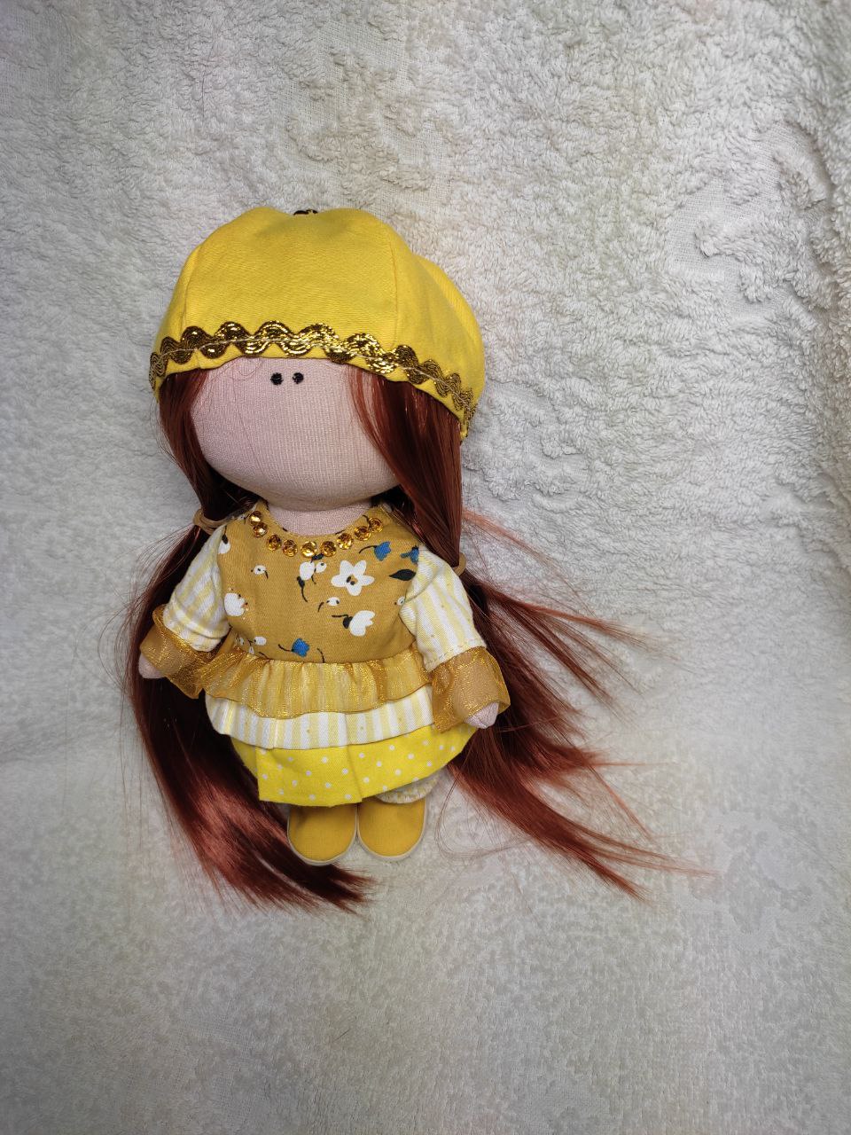 Кукла в зелёном костюме с мишкой