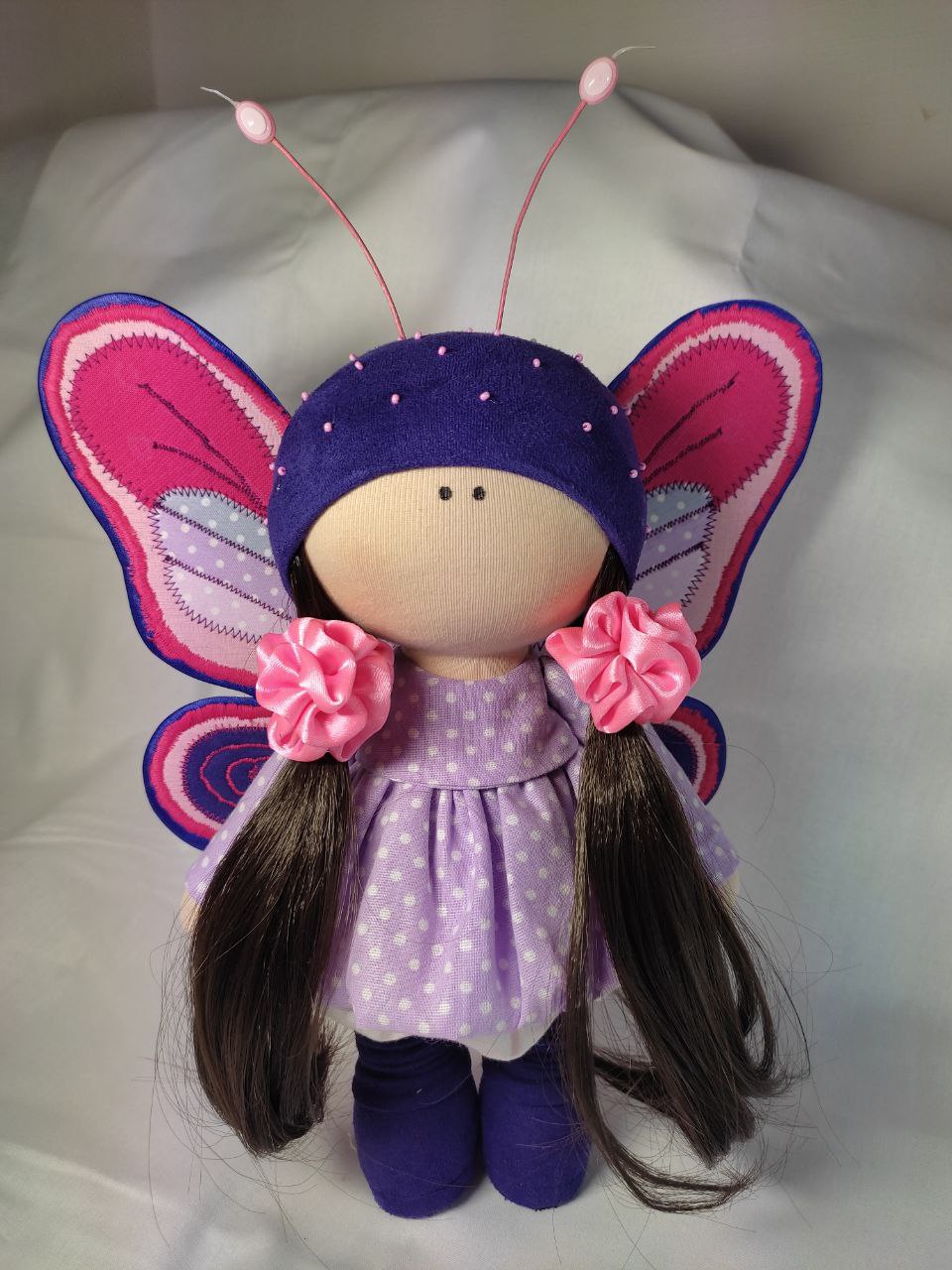 Кукла в восхитительной синей шапочке